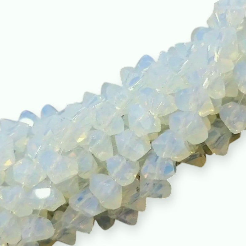 Намистини Swarovski ограновування трикутник 4 мм 35 см (+-130 шт.) Місячний
